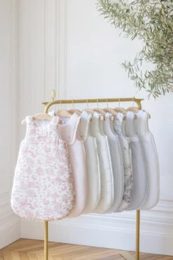 Gigoteuse - Imprimé Inspiration Toile De Jouy Rose T1 11 Gigoteuse - Imprimé Inspiration Toile De Jouy Rose T1 -Mode Enfantine GIGOTEUSES 2