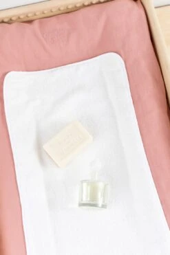 Housse De Matelas à Langer - Imprimé Inspiration Toile De Jouy Rose