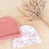 Bonnet - Imprimé Inspiration Toile De Jouy Imprimé Rose 2 Bonnet - Imprimé Inspiration Toile De Jouy Imprimé Rose -Mode Enfantine TT90191 34 1 1