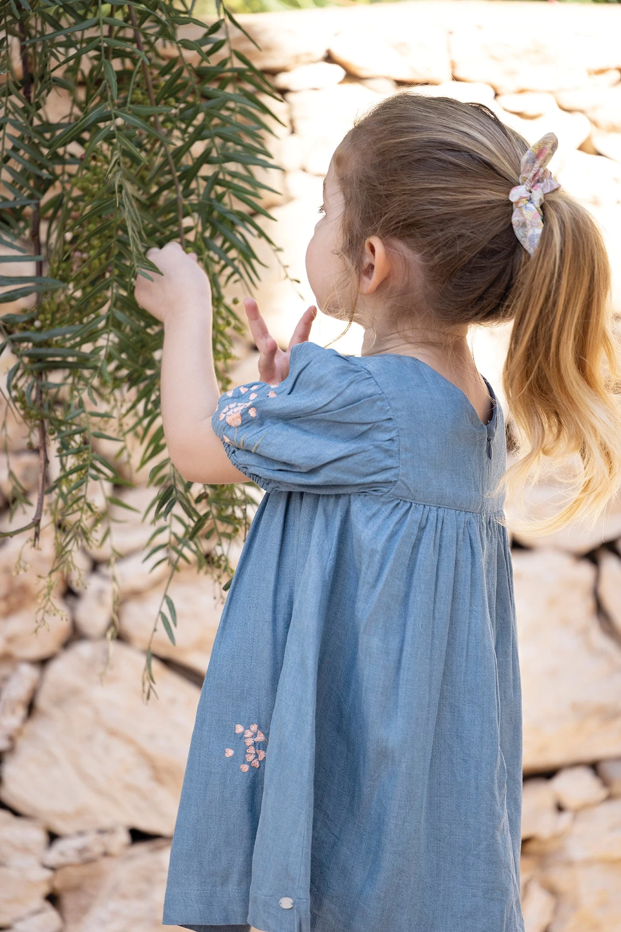 Robe - Bleu Denim Chambray Fleuri 4 Robe - Bleu Denim Chambray Fleuri – Image 2