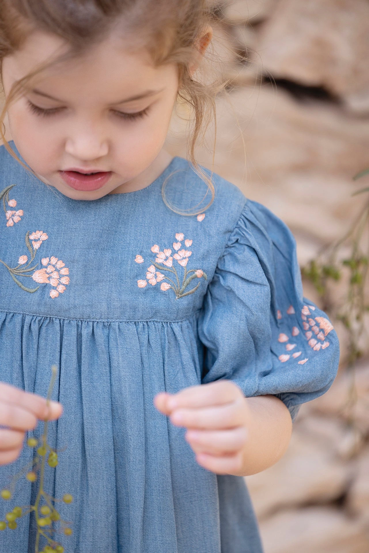 Robe - Bleu Denim Chambray Fleuri 5 Robe - Bleu Denim Chambray Fleuri – Image 3