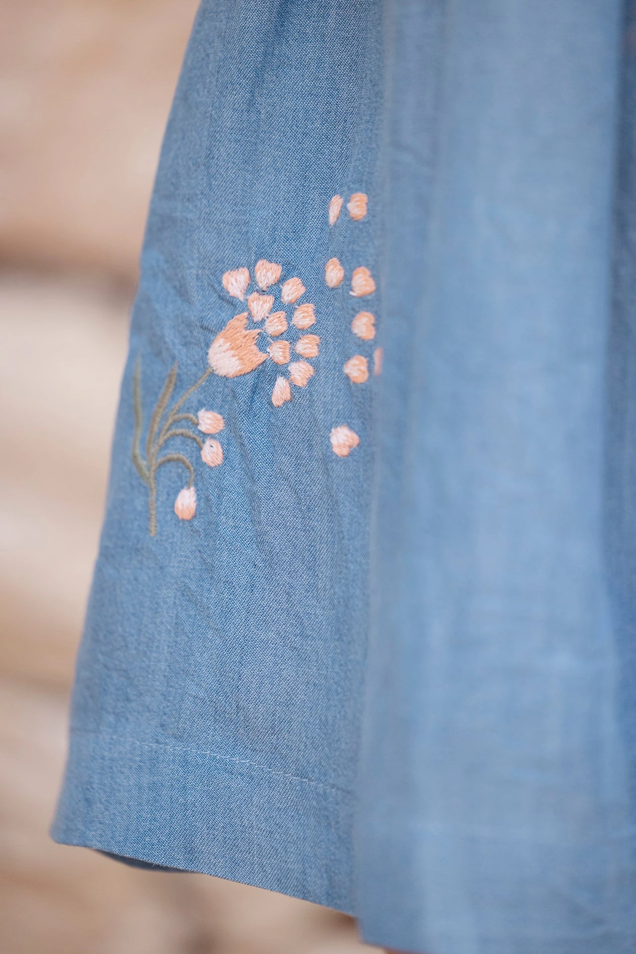 Robe - Bleu Denim Chambray Fleuri 6 Robe - Bleu Denim Chambray Fleuri – Image 4