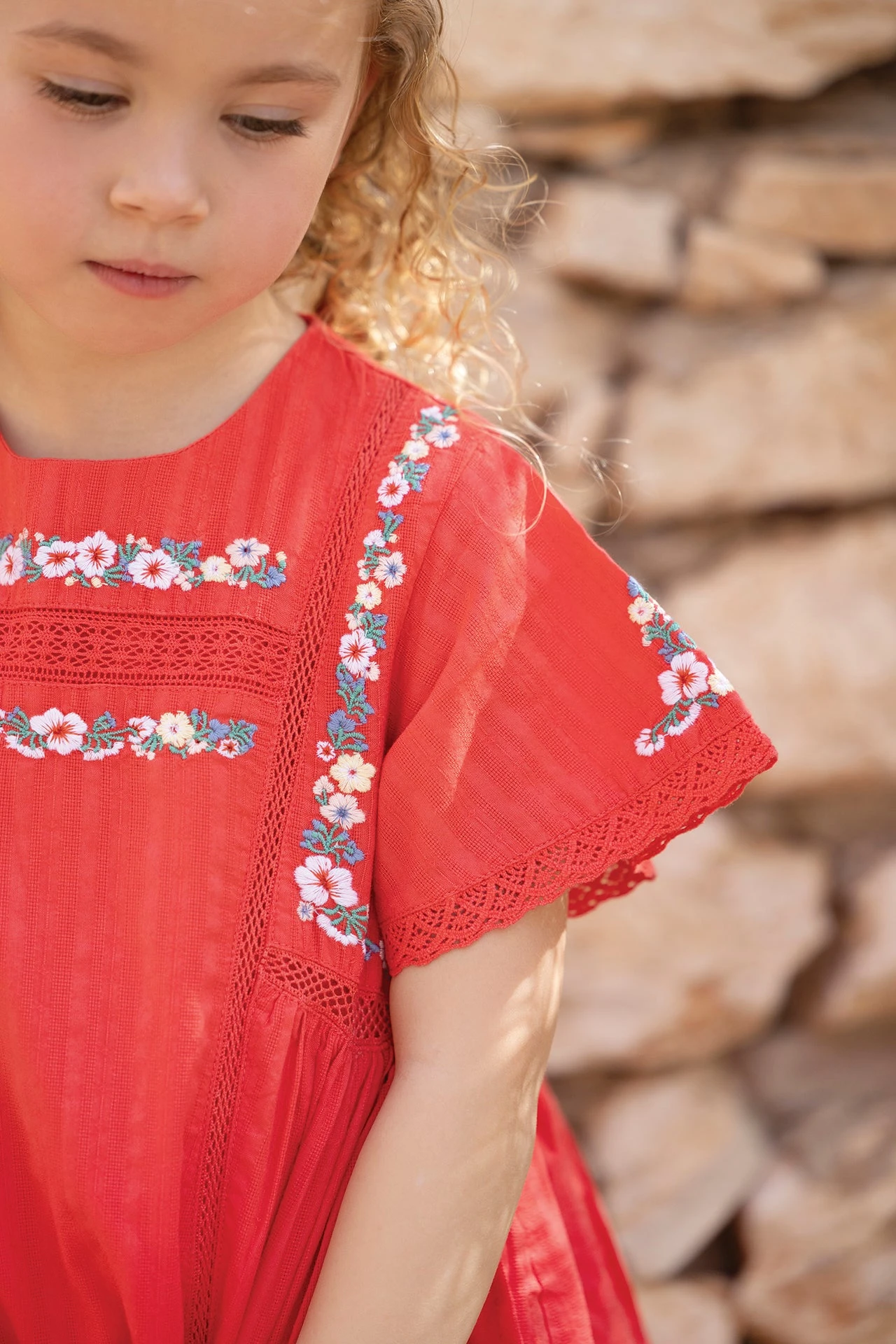 Robe - Rouge Broderies Fleuries 4 Robe - Rouge Broderies Fleuries – Image 2