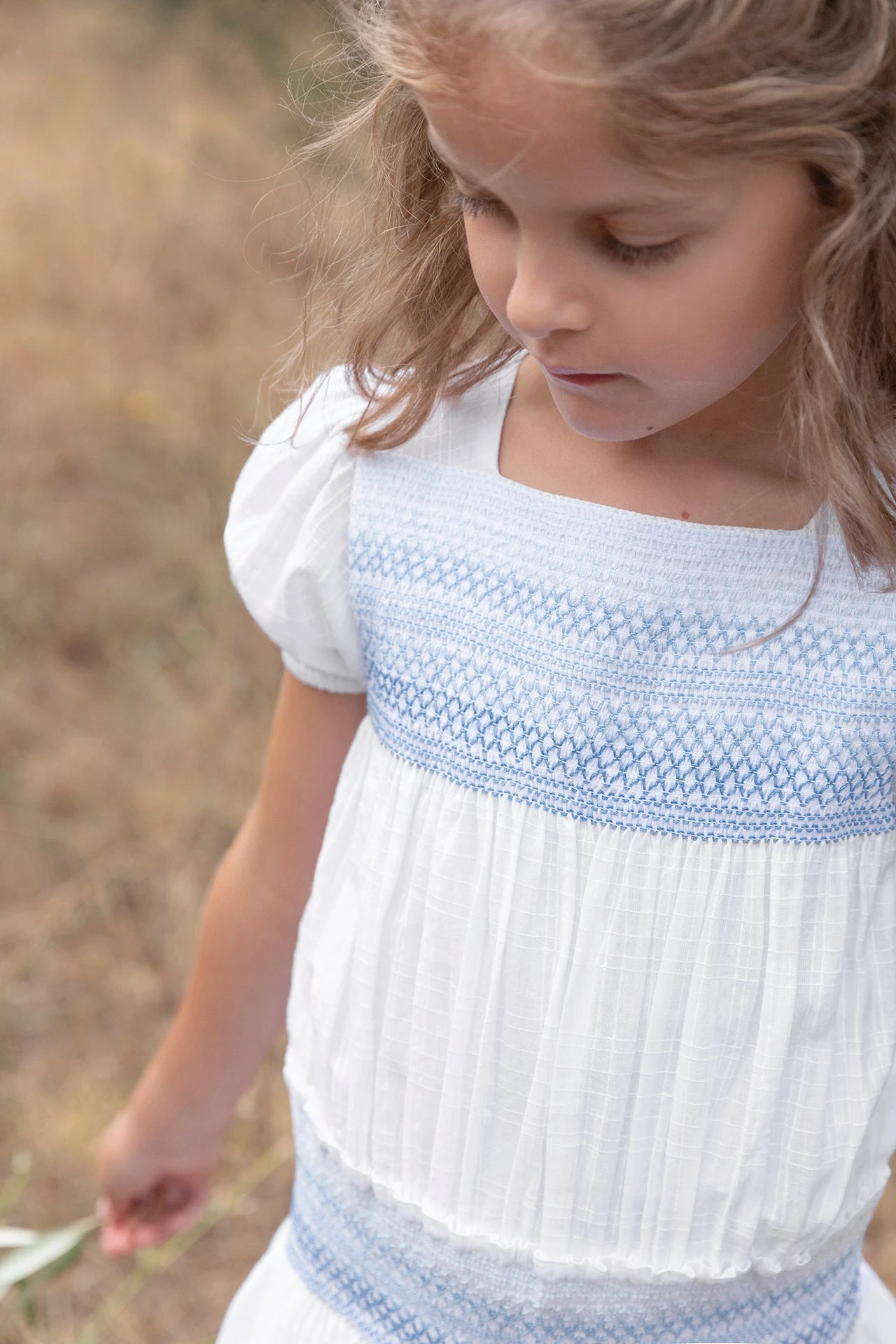 Robe - Blanc Smocks Bleu 4 Robe - Blanc Smocks Bleu – Image 2