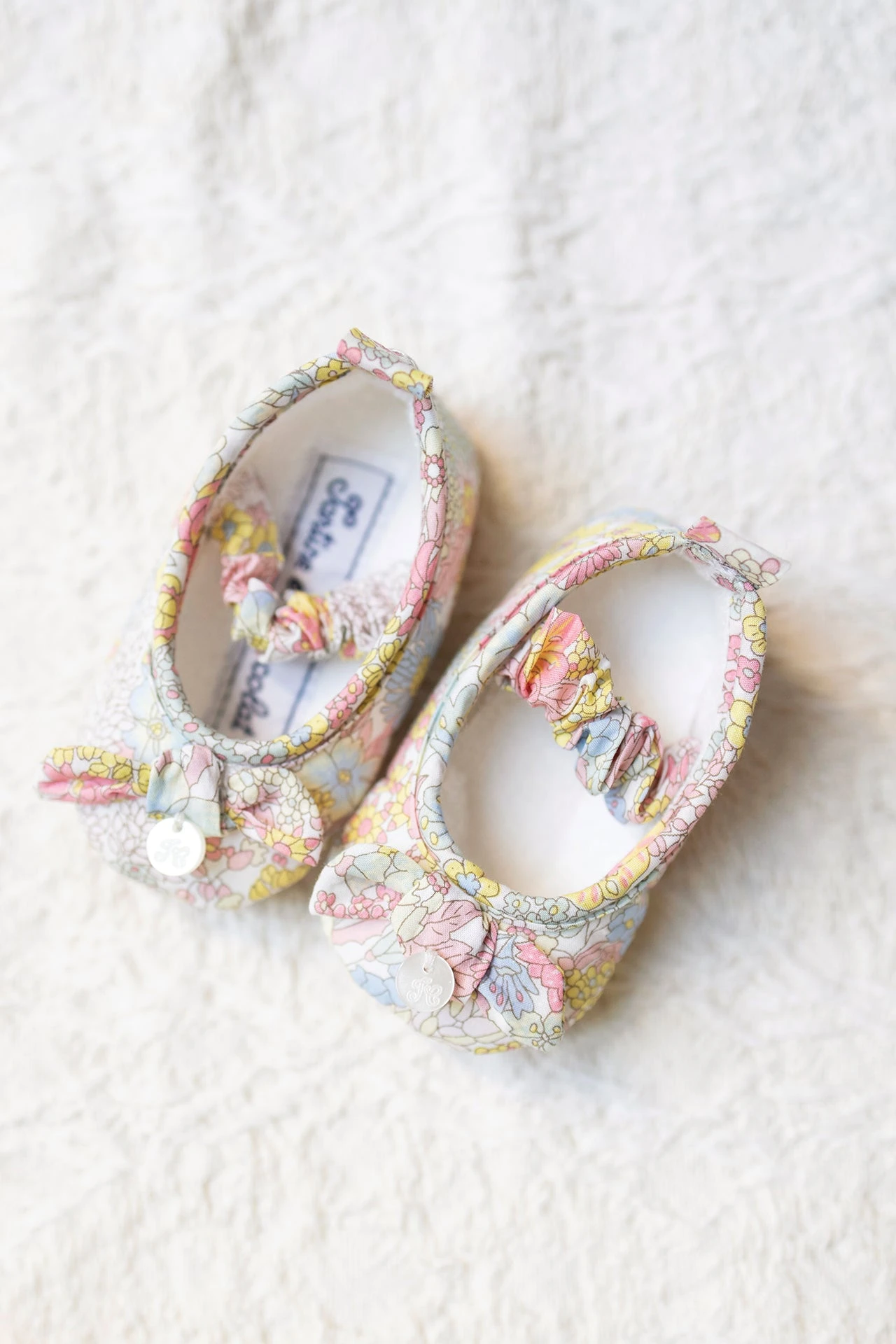 Chaussons - Tissu Liberty Mimosa 5 Chaussons - Tissu Liberty Mimosa – Image 3